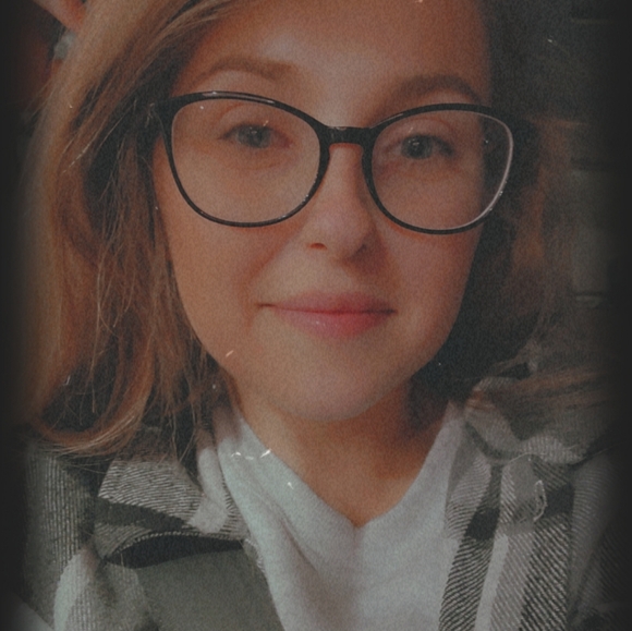 Meet your Posher, Tiffany - Picture 3 of 4